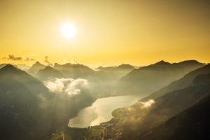 Goldener Sonnenuntergang über dem Achensee mit leichten Wolken am Karwendelgebirge Goldener Sonnenuntergang über dem Achensee mit leichten Wolken am Karwendelgebirge